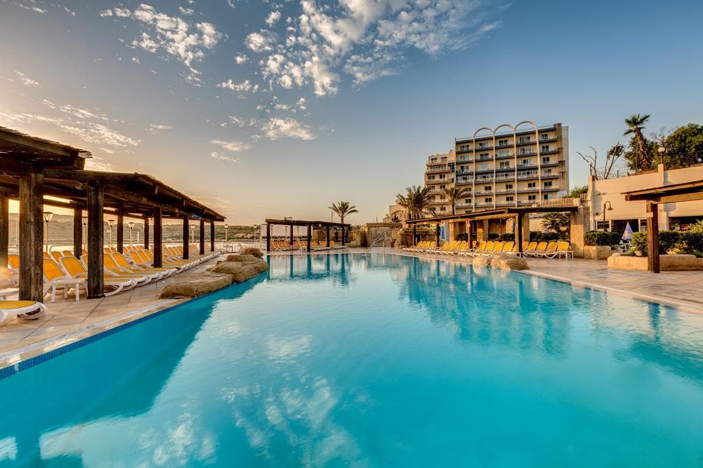 Topdeal Qawra: 8 dagen AX Sunny Coast Resort & Spa voor €595