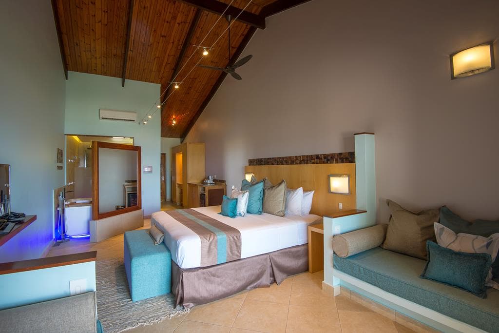 Coco de Mer & Black Parrot Suites 4