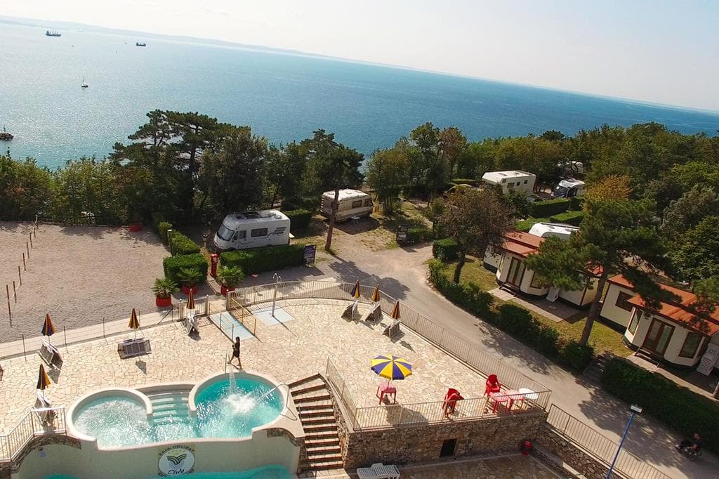 Bizar laag: 4 dagen Village Mare Pineta Duino Aurisina voor €225!