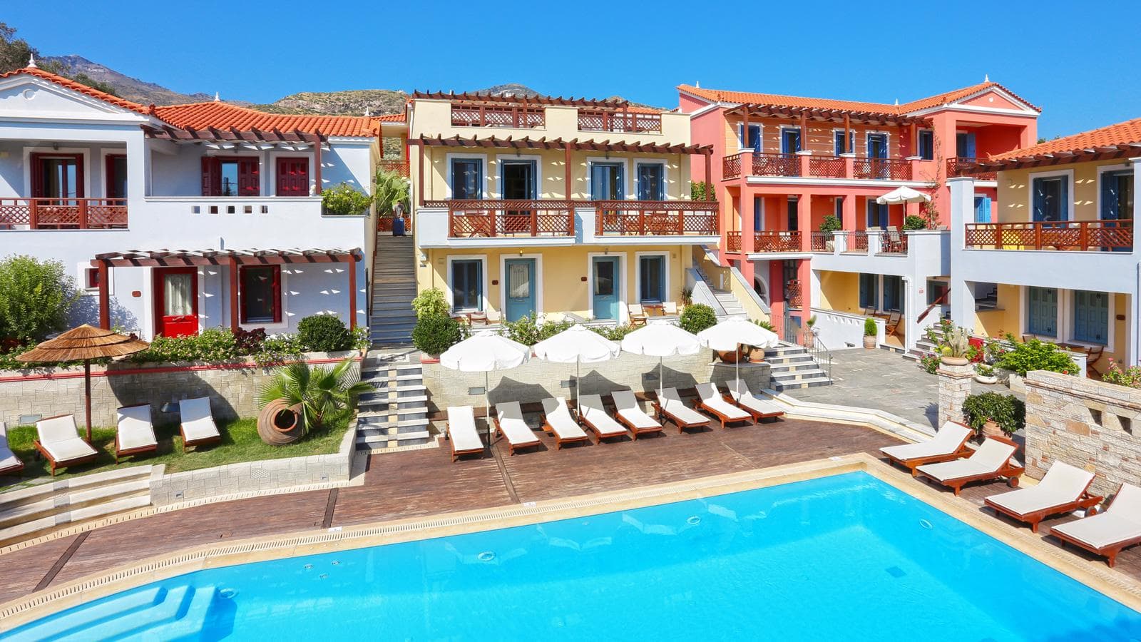 Topdeal: 8 dagen Sirena Village in Kambos Votsalakia voor €783