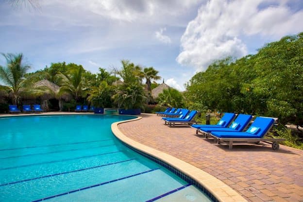 Ultiem genieten: 8 dagen Westpunt in Kura Hulanda Lodge voor €991