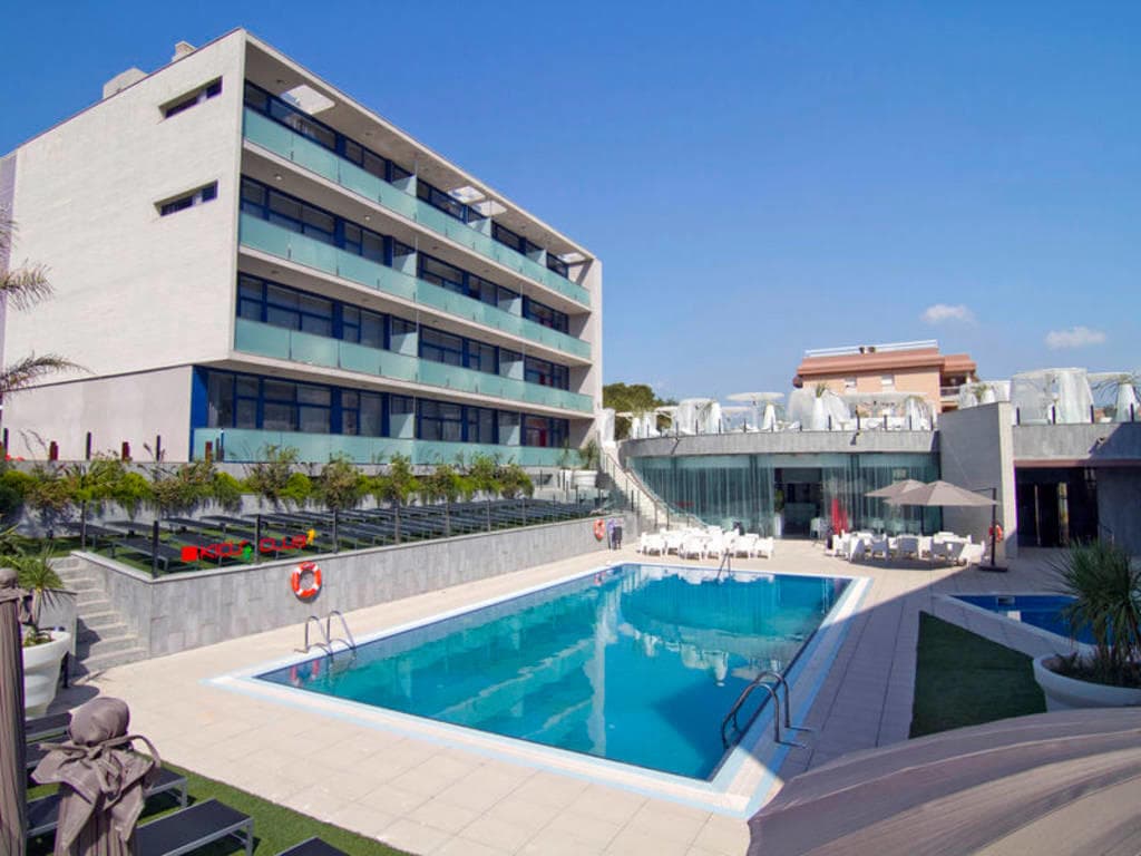 Mega Deal: 8 Dagen Apolo Suites in Salou voor Slechts €154!